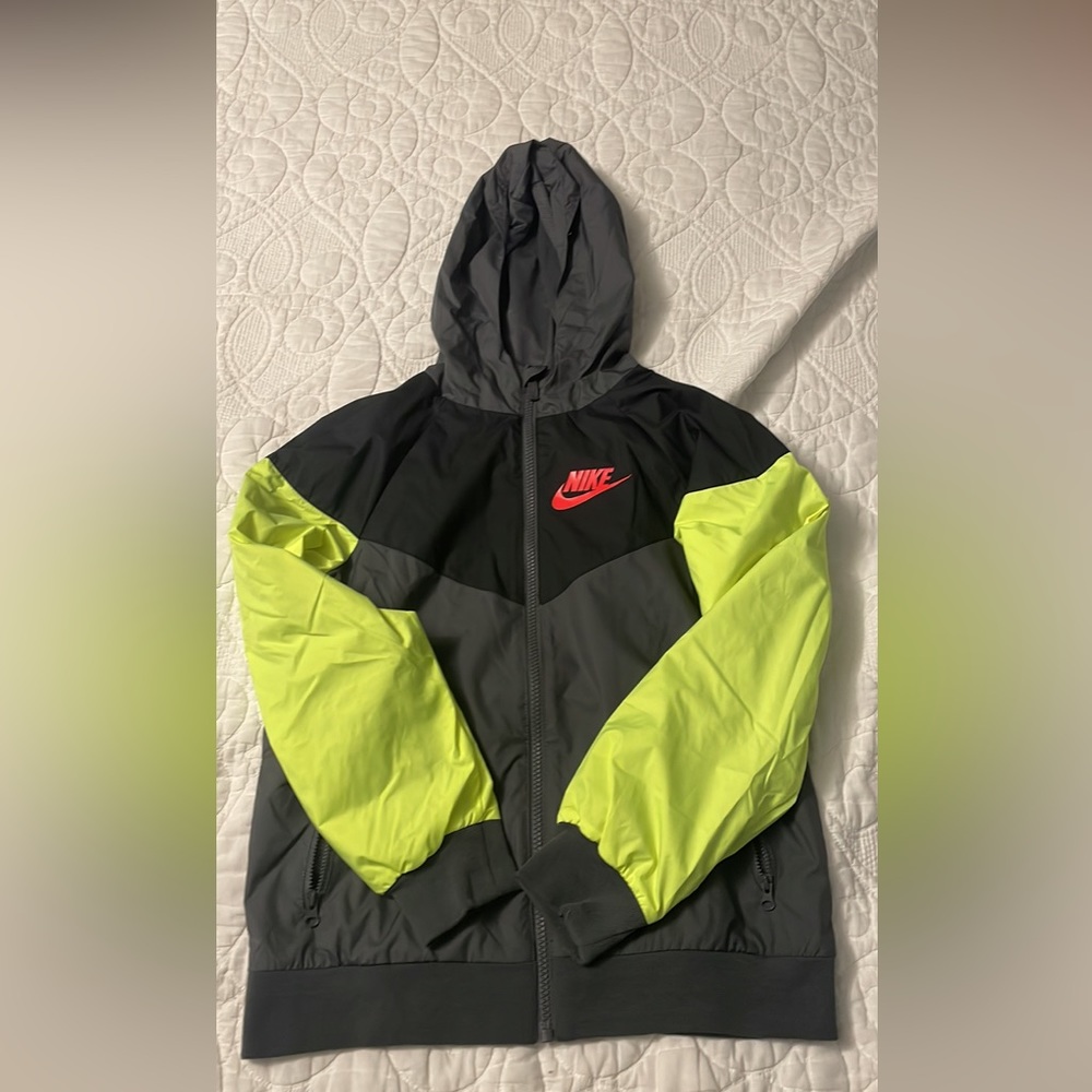 Nike Boys Windrunner size M 10-12 y.o.